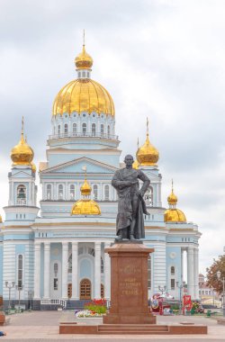 Rusya, Saransk - 26 Ağustos 2017: Amiral F.F. Ushakov Theodore Ushakov katedral önünde anıt
