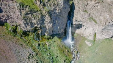 Elbrus kuzeyden. Sultan şelale Kızıl-Su Nehri üzerinde. Havadan görünümü. Kabardey-çatışmalar işgalciler, Rusya Federasyonu  