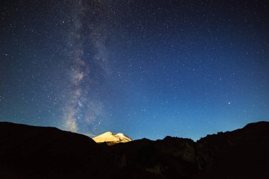 Yıldızlar ve bulutlar Elbruz Dağı üzerinde. Gece manzarası. Rusya