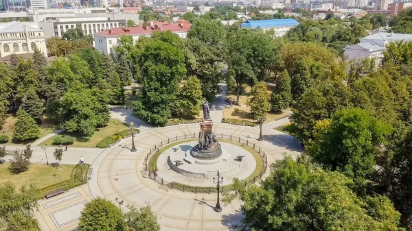 Rusya, Krasnodar - 30 Ağustos 2017: Anıt Catherine II - Empress Catherine II Krasnodar onuruna bir anıt. Bu Ekaterinensky Meydanı'nda yer almaktadır. Şehir Krasnodar, Rusya Federasyonu  