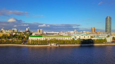 Rusya, Ekaterinburg - 7 Haziran 2018: Merkez gölet ve Plotinka çıkabilir. Yekaterinburg, Dron üzerinden tarihi merkez  