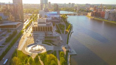 Rusya, Ekaterinburg - 7 Haziran 2018: Merkez gölet çıkabilir. Uçuş gelen Dron gökdelenler ve yeni binalar,  