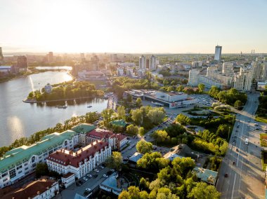Şehir Merkezi birikintisi. Sinema-konser tiyatro Cosmos. Gün batımı. Havadan görünümü (uçak). Yekaterinburg, Rusya Federasyonu