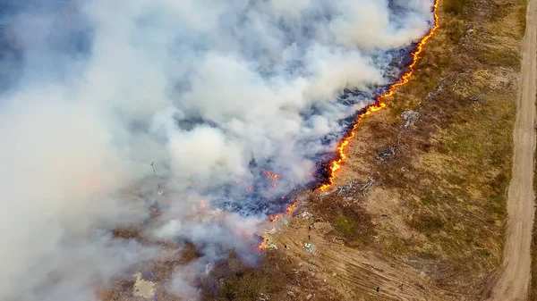 Grand Feu Herbe Sèche Brûle Beaucoup Fumée Ekaterinburg Russie Dron — Photo