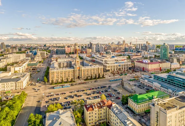 Rusya, Yekaterinburg - 7 Haziran 2018: 1905,'Merkez Meydanı Alışveriş Merkezi için geçit ve Ekaterinburg Belediye Binası görüntülemek