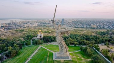 Rusya, Volgograd - 28 Ağustos 2017: güneş ışığında ayarlama. Vatan aramalar heykel! -anıt-Ensemble Heroes of Stalingrad Savaşı Mamayev Kurgan Tarih için kompozisyon Merkezi