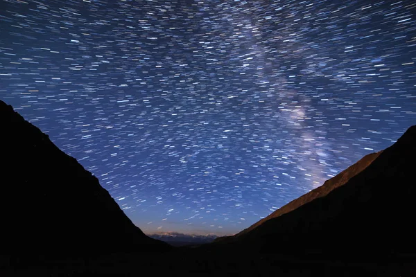 Rastros Estrellas Forma Líneas Vista Las Montañas Kirguistán —  Fotos de Stock