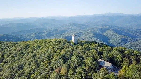 塔を持つ山は森林で覆われています マウント アフンの展望 ロシア — ストック写真