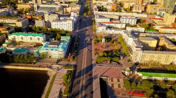 Yekaterinburg şehrinin merkez caddesinin panoraması. Lenin Caddesi, Rusya, Dron 'dan