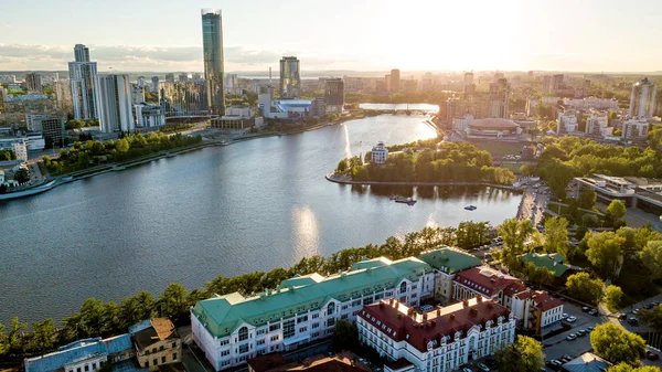 Centrale Vijver Van Stad Een Uitzicht Wolkenkrabbers Zonsondergang Luchtfoto Drone — Stockfoto