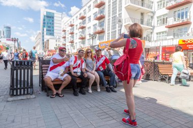 Rusya, Yekaterinburg - 24 Haziran 2018: Peru hayranlarından Weiner, Ekaterinburg, FIFA Dünya Kupası 2018 merkezi yaya caddesi üzerinde fotoğraflandı