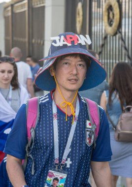 Rusya, Yekaterinburg - 24 Haziran 2018: Futbol taraftarları Sinigal vs Japonya stadium Ekaterinburg Arena yakınındaki maçtan önce. Fifa Dünya Kupası 2018