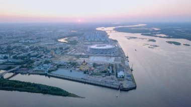 Rusya, Nizhny Novgorod - 21 Ağustos 2017: Gece manzara hava Nijniy Novgorod üzerinde. Nehirler, izdiham görünümünü Stadyumu