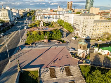 Rusya, Ekaterinburg - 7 Haziran 2018: Wilhelm Anıt De Gennin ve Tatishchev. Eski su kulesi, Yekaterinburg şehir simgelerinden birini. Havadan görünümü (casus uçak)