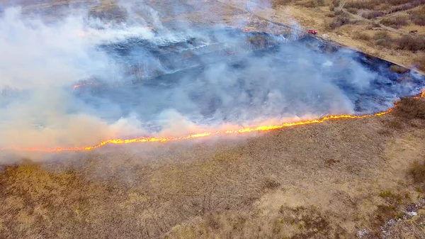 Gran Incendio Hierba Seca Está Ardiendo Mucho Humo Ekaterinburg Rusia — Foto de Stock