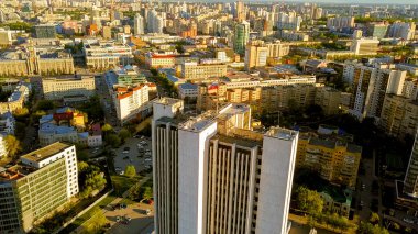 Rusya, Yekaterinburg - 7 Haziran 2018: Bina bölgesel hükümeti ve gökdelenler üzerinden Dron Ekaterinburg şehir merkezinde  