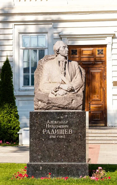 Rosja Saratov Sierpnia 2017 Pomnik Aleksander Nikołajewicz Radishchev 1749 1802 — Zdjęcie stockowe