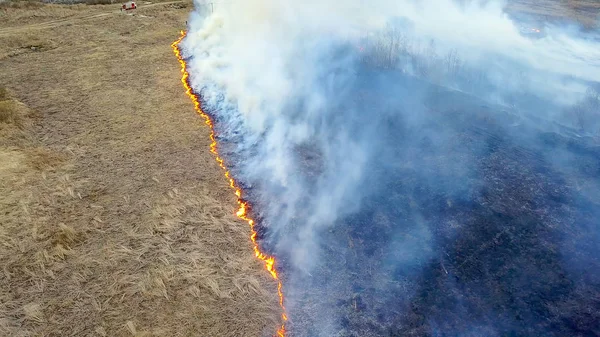 Grand Feu Herbe Sèche Brûle Beaucoup Fumée Ekaterinburg Russie Dron — Photo