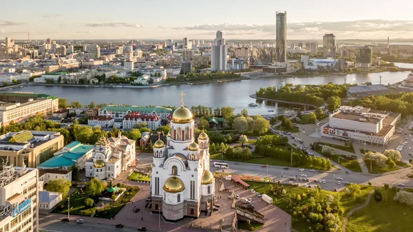 Rusya, Ekaterinburg - 7 Haziran 2018: The Church kan adına All Saints Rusça arazi üzerinde. Havadan görünümü (casus uçak)