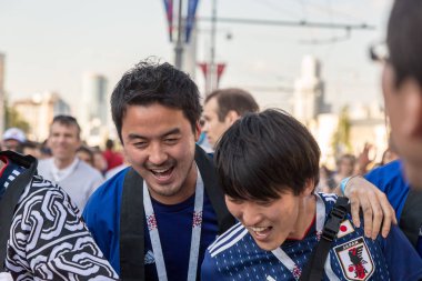 Rusya, Yekaterinburg - 24 Haziran 2018: Futbol taraftarları Sinigal vs Japonya stadium Ekaterinburg Arena yakınındaki maçtan önce. Fifa Dünya Kupası 2018