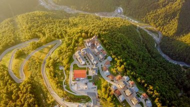 Rosa Khutor Yaylası, binalar, yamaçları ve sandalye asansörleri. Gün batımında havadan görünümü  