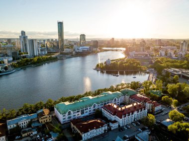 Şehir Merkezi birikintisi. Gökdelenler bir görüntü. Gün batımı. Havadan görünümü (uçak). Yekaterinburg, Rusya Federasyonu