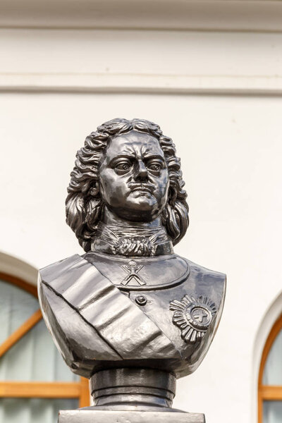 Россия, Екатеринбург - 15 июня 2018 года: Осмотр достопримечательностей исторического центра города. Бюст Петра I
