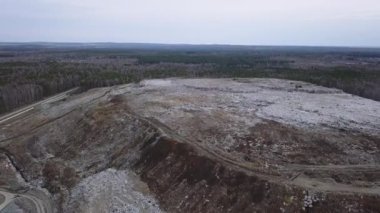 Rusya 'nın Ekaterinburg şehrinin çevresindeki çöplüğü doldurun. Video kaydı. UltraHD (4K)