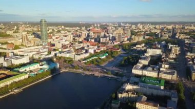 Merkez gölet ve Plotinka çıkabilir. Yekaterinburg, Rusya'nın şehrin tarihi merkezine. Video. UltraHD (4k)