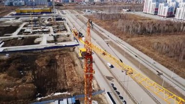 Yeni evleri panoraması ile bir kule vinç kokpit. Ekaterinburg, Rusya Federasyonu. Video. UltraHD (4k)
