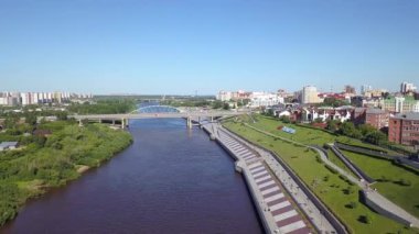 Tyumen şehri, Tura Nehri Embankment 'ı, Chelyuskintsev Otomobil Köprüsü. Rusya, Rusça metin - 432 TYUMEN. Video kaydı. UltraHD (4K)