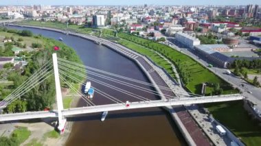 Tyumen şehri, Tura Nehri Embankment 'ı, Aşıklar Köprüsü. Rusya, Tyumen. Video kaydı. UltraHD (4K)