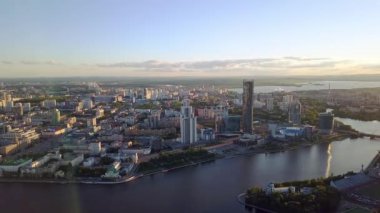 Yekaterinburg şehir dolgu ve gökdelenler, Rusya ile genel Panoraması. Video. UltraHD (4k)