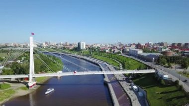 Tyumen şehri, Tura Nehri Embankment 'ı, Aşıklar Köprüsü. Rusya, Tyumen. Video kaydı. UltraHD (4K)