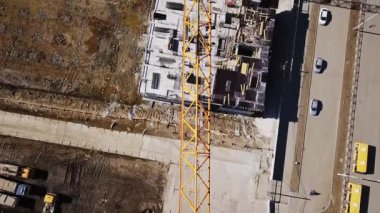 Kamera panorama bir kule vinç pergel boyunca. Ekaterinburg, Rusya Federasyonu. Video. UltraHD (4k)