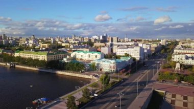 Rusya, Ekaterinburg - 7 Haziran 2018: Yekaterinburg şehir şehir birikintisi Panoraması. Tarihi kentin panoramik manzarasına... Video. UltraHD (4k)