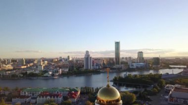 Kan arazi Rusya, Rusya, Ekaterinburg All Saints adına kilise. Video. UltraHD (4k)