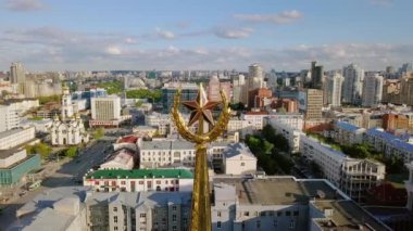 Rusya, Yekaterinburg - 7 Haziran 2018: uzak star fly. Ekaterinburg Belediye Binası görünümüne. Zaman atlamalı. Video. UltraHD (4k)