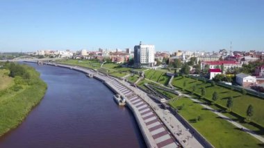 Tyumen şehri, Tura Nehri Embankment 'ı, Chelyuskintsev Otomobil Köprüsü. Rusya, Rusça metin - 432 TYUMEN. Video kaydı. UltraHD (4K)