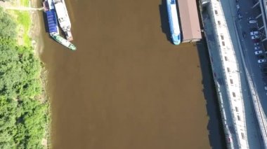 Tyumen şehri, Tura Nehri Embankment 'ı, Aşıklar Köprüsü. Rusya, Tyumen. Video kaydı. UltraHD (4K)