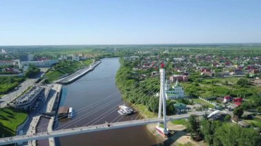 Tyumen şehri, Tura Nehri Embankment 'ı, Aşıklar Köprüsü. Rusya, Tyumen. Video kaydı. UltraHD (4K)