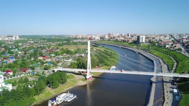 Ville de Tyumen, remblai de la rivière Tura, pont des amoureux. Russie, Tioumen. Vidéo. UltraHD (4K)