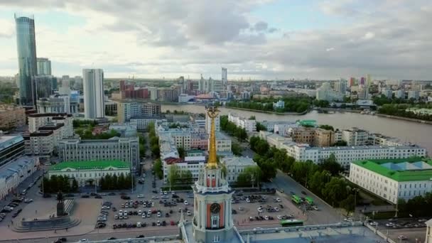 ロシア エカテリンブルク 2018 過去の星飛んでエカテリンブルク市庁舎建物の時計塔 市内のパノラマ ビデオ Ultrahd — ストック動画