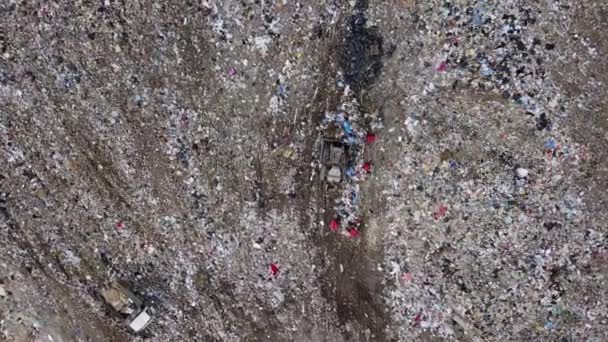 Le tracteur déplace les ordures dans les décharges à proximité de la ville d'Ekaterinbourg, en Russie. Vidéo. UltraHD (4K)