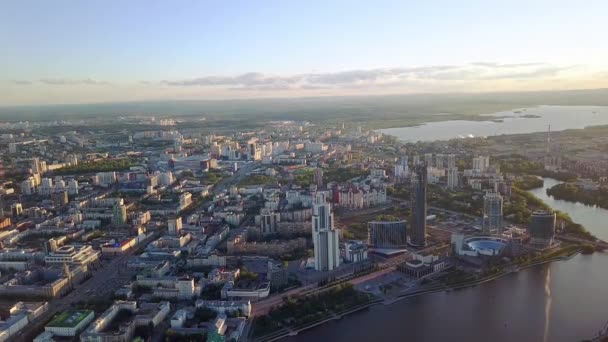 与俄罗斯的路堤和摩天大楼的叶卡捷琳堡城市的一般全景 超高清 — 图库视频影像
