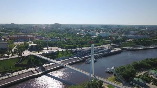 Ville de Tyumen, remblai de la rivière Tura, pont des amoureux. Russie, Tioumen. Vidéo. UltraHD (4K)