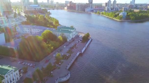 ロシア エカテリンブルク 2018 中央池の堤防 高層ビルと新しい建物への飛行 ビデオ Ultrahd — ストック動画