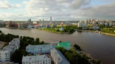 Rusya, Ekaterinburg - 7 Haziran 2018: Yekaterinburg merkezi gölet Panoraması. Video. UltraHD (4k)