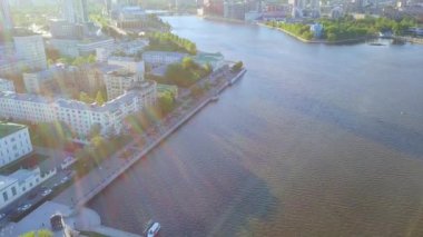 Merkez gölet çıkabilir. Yekaterinburg şehir tarihi merkezi. Rusya. Video. UltraHD (4k)