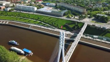 Tyumen şehri, Tura Nehri Embankment 'ı, Aşıklar Köprüsü. Rusya, Rusça metinde - TÜMEN. Video kaydı. UltraHD (4K)
